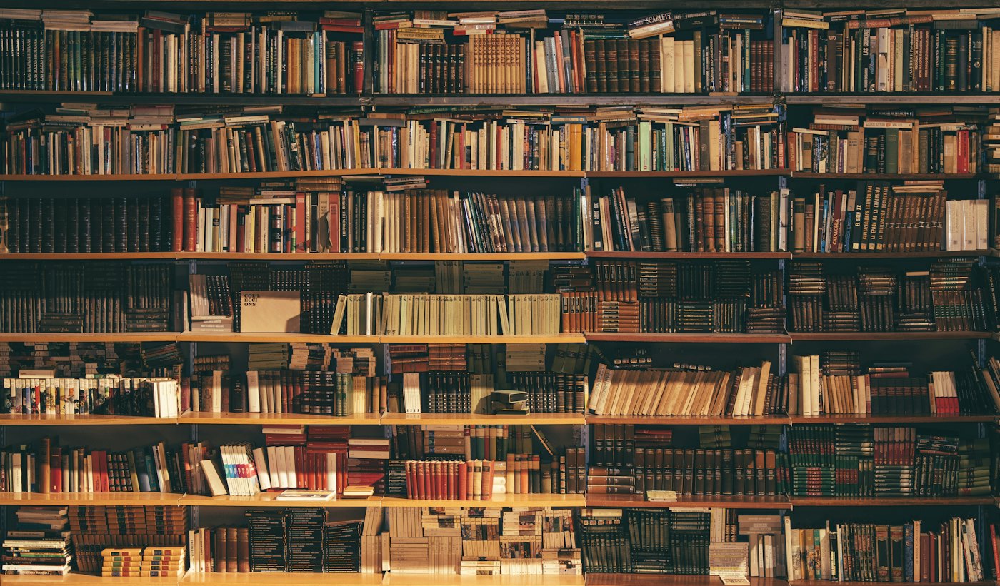 Una pared de estantes llena de libros