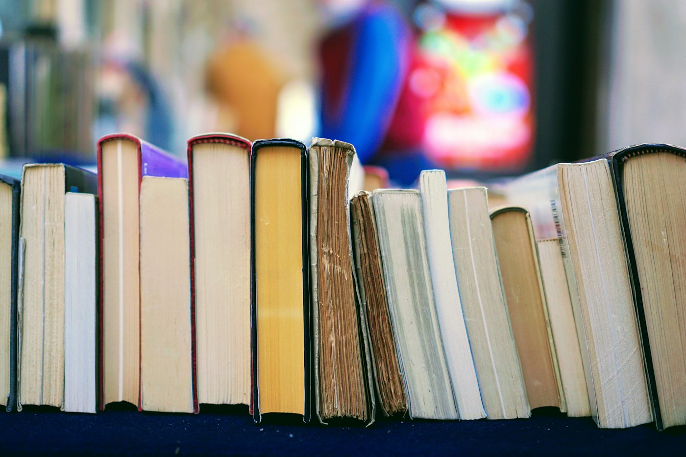 Libros en fila, vistos de costado