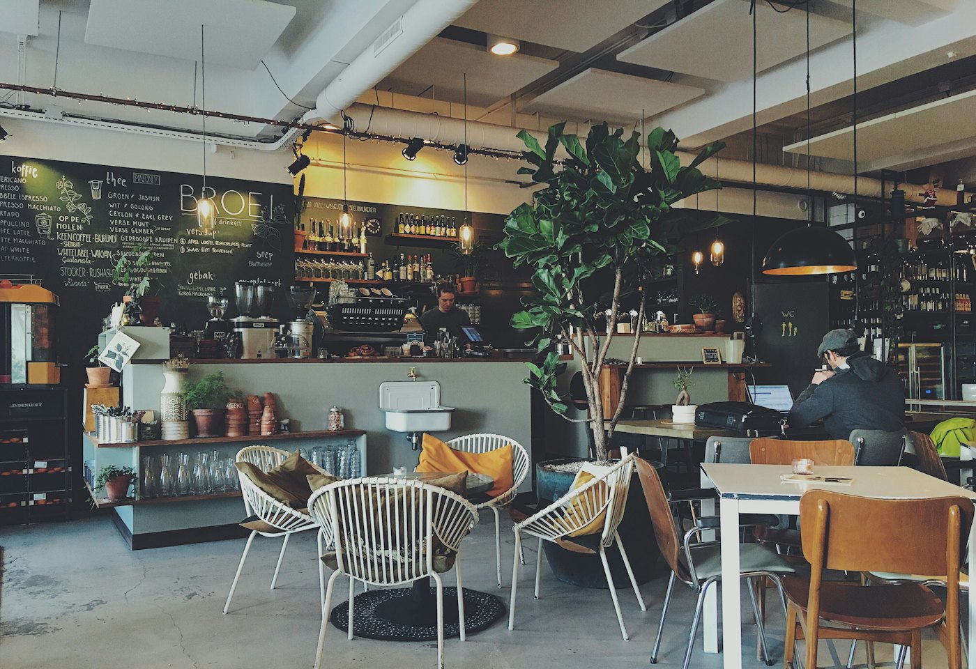 El salón de un café, con plantas y mesas