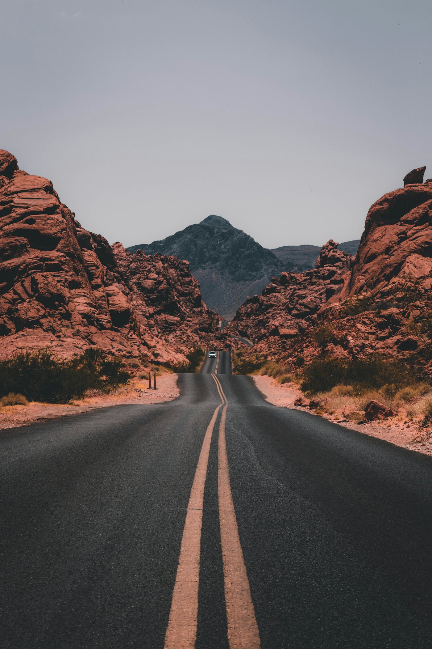 Una ruta entre montañas de piedra roja