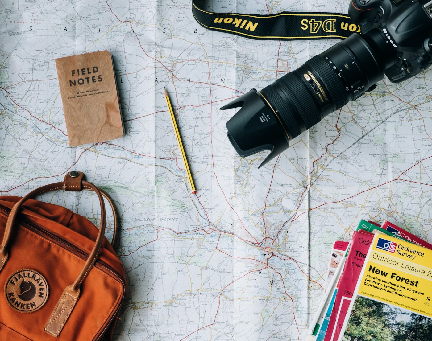 Un mapa extendido, con una cámara y una mochila